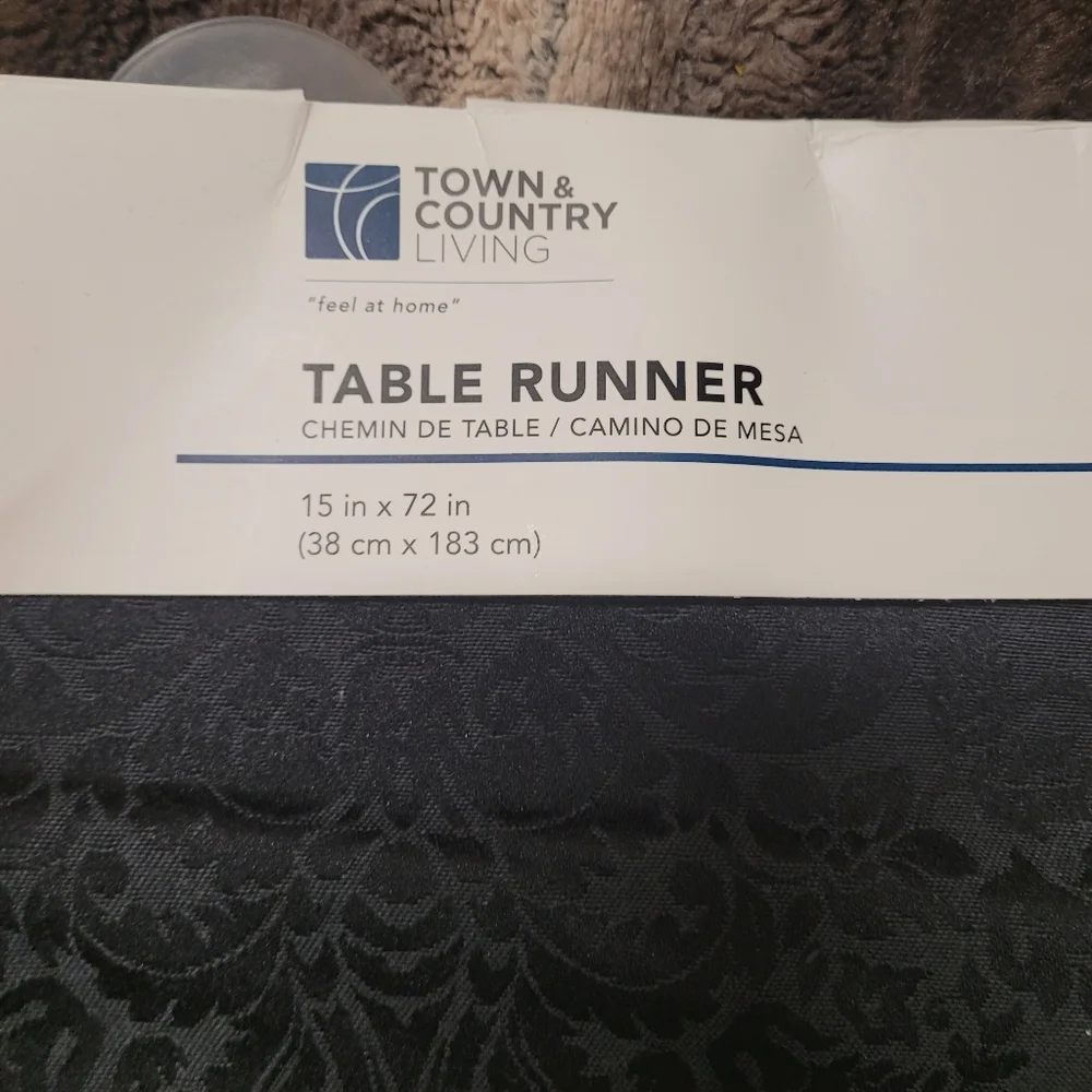 Town and Country Living table runner NWT size 15